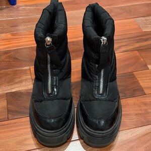 Black Women's Quilted Zip-Front Winter Boots